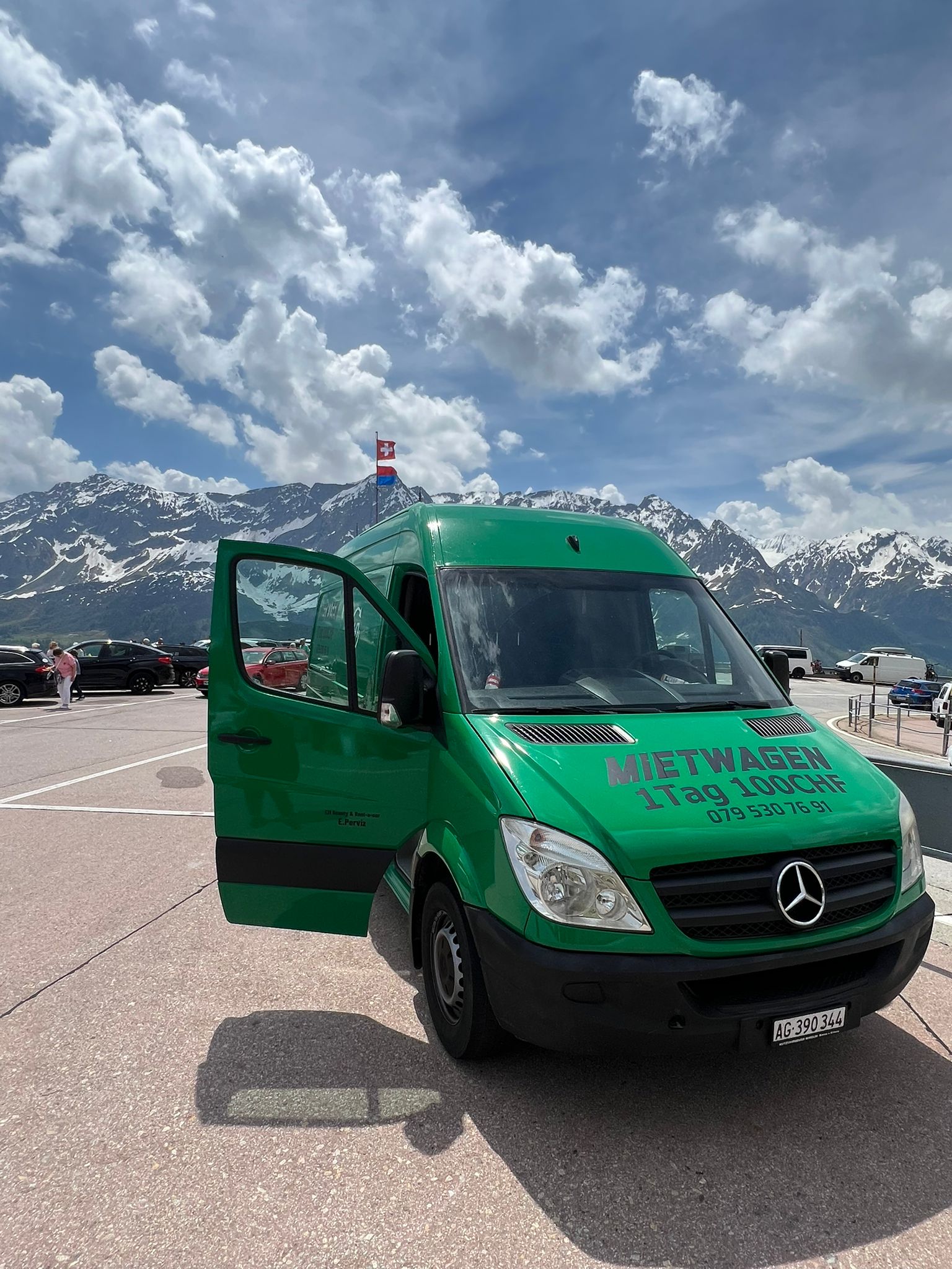 Grüner Mercedes-Benz Sprinter