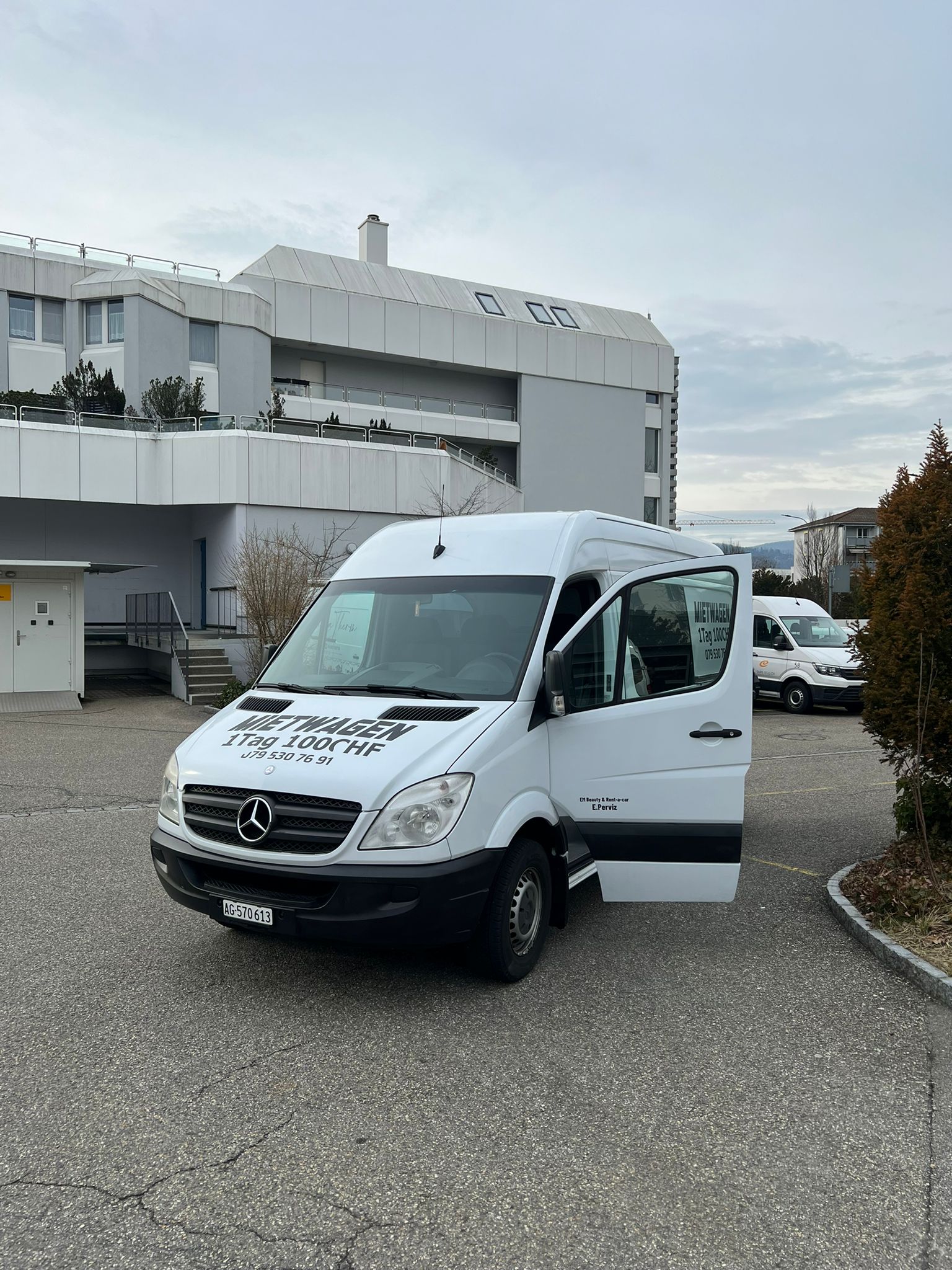 Weißer Mercedes-Benz Sprinter